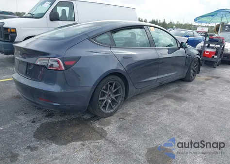 2021 Tesla Model 3 Standard Range Plus Rear-Wheel Drive z USA, uszkodzony, nr VIN 5YJ3E1EA9MF092030